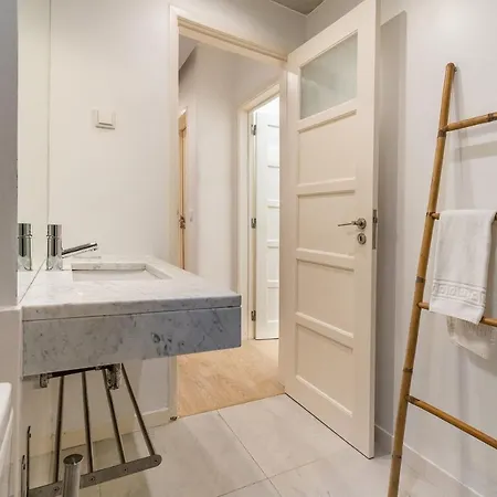 Altido Graca 1bedroom With Green Terrace & Bbq شقة